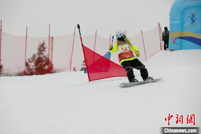 冰雪运动爱好者上演“雪上速度与激情” 高炜 摄