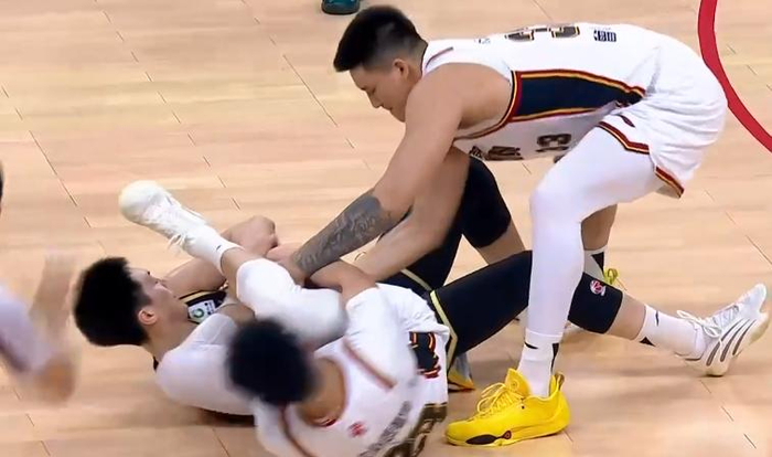 广东男篮主场大胜吉林队 双外援助力团队协作显