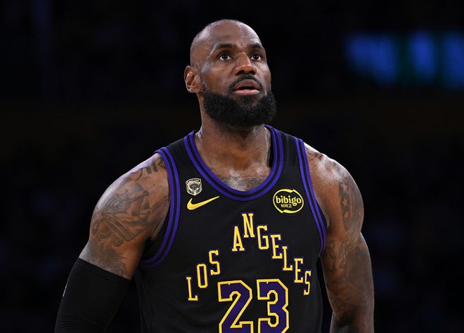 詹杜时隔8年季后赛再相遇 詹姆斯单核带队两连胜