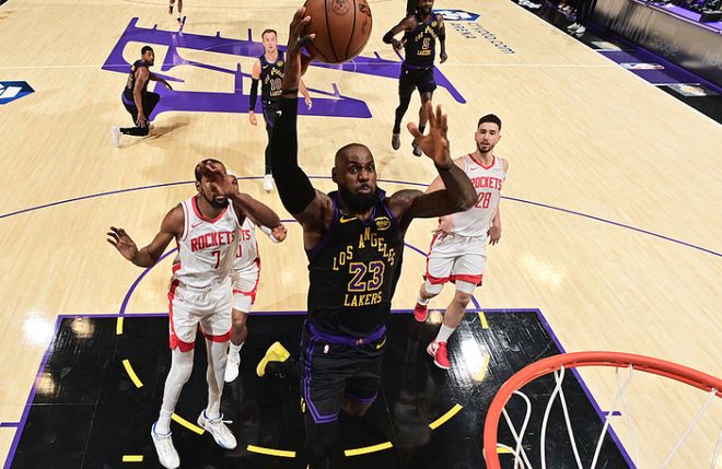 詹杜时隔8年季后赛再相遇 詹姆斯单核带队两连胜