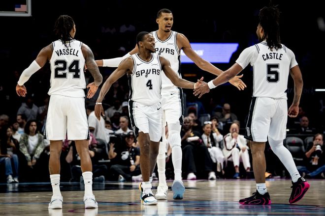 马刺卡斯尔三双率队逆转76人 文班亚马伤退